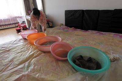 曲阜楼上漏水，住户失联，小区没物管，业主维权难！律师来支招……